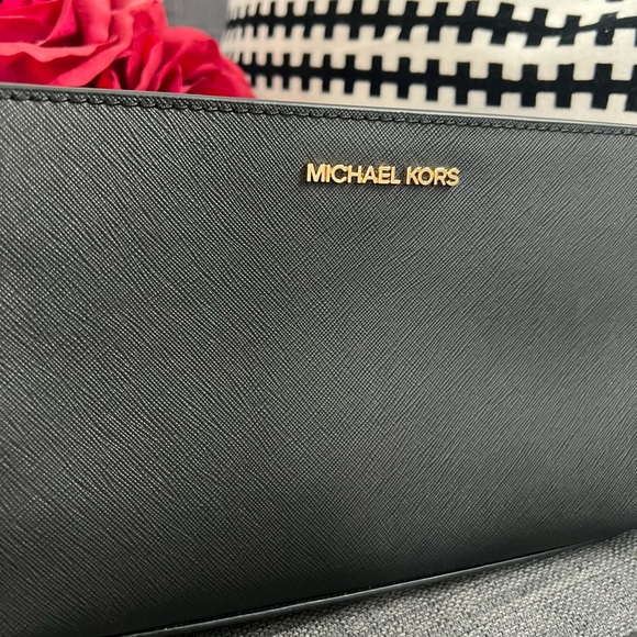 Michael Kors Sheila Black Crossbody Purse Bag - Picture 5 of 5